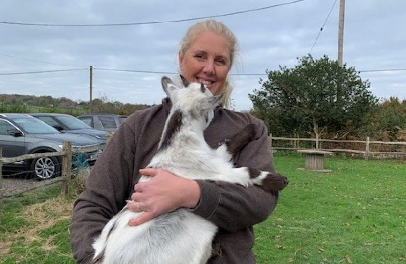 Mims Davies MP joins South Brockwells Farm after Labour Budget of Broken Promises