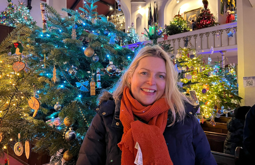 Mims Davies MP joins Holy Cross Christmas Tree Festival