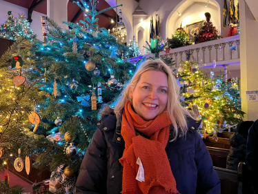 Mims Davies MP joins Holy Cross Christmas Tree Festival